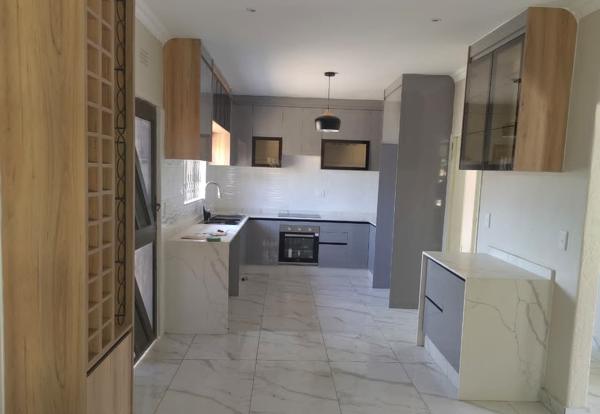 Fitted Kitchens by Harry Boards Sales
